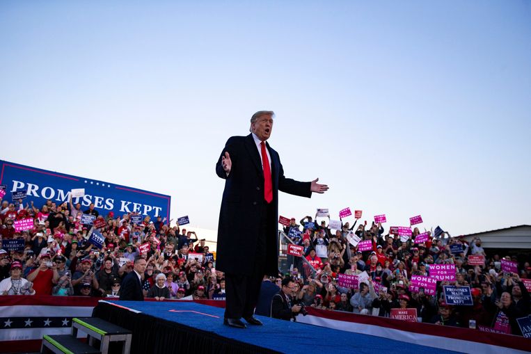 President Donald Trump arriveert op een campagnebijeenkomst in Illinois afgelopen zaterdag 27 oktober. Beeld REUTERS