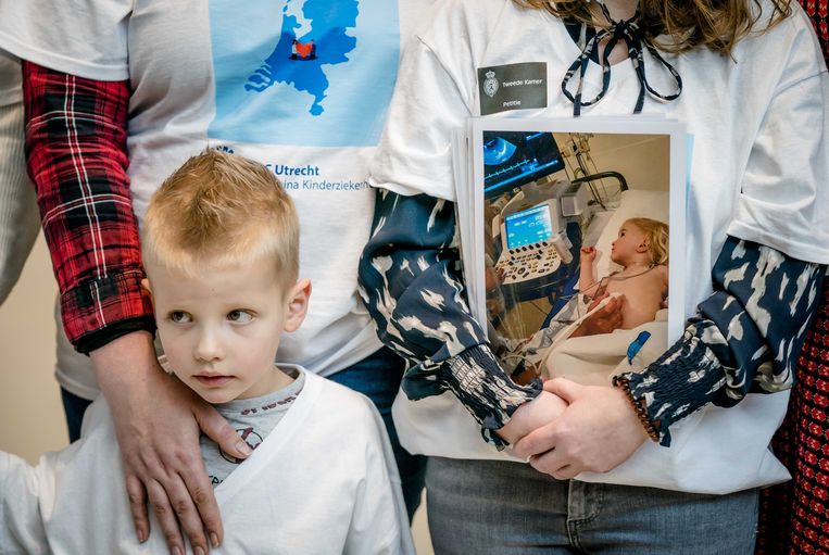 Ouders en kinderen overhandigden dinsdag een petitie aan Kamerleden om bezwaar te maken tegen de sluiting van kinderhartcentra in Leiden en Utrecht. Beeld Bart Maat, ANP