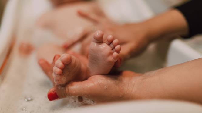 Is het goed om baby’s elke dag te wassen, of juist niet? Een dermatoloog geeft antwoord