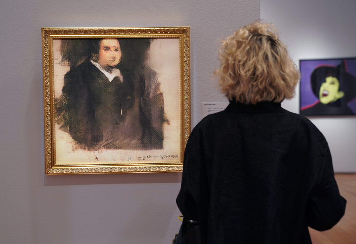 Ook in de schilderkunst is al gebruik gemaakt van kunstmatige intelligentie. Hierboven  kijkt een  bezoekster naar het schilderij ‘Portret van Edmond de Belamy’ dat in 2018 met behulp van een algoritme is gemaakt door het Franse collectief OBVIOUS.  Beeld AFP