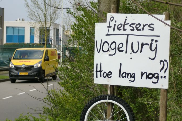 Protestbord tegen verkeer in leemstraat Roosendaal.