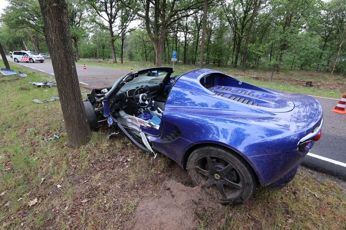 Lotus crasht tegen boom in Oirschot.
