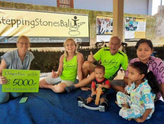 De Oirschotse Marjanne Oomen ontvangt 5000 euro van Antoinet Hems en Kees Smetsers van Stichting Loopgroep Bali-Runners.