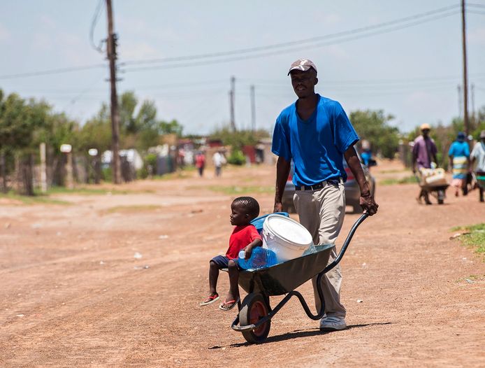 Buurtbewoners aan een waterafhaalpunt in Senekal, Zuid-Afrika.