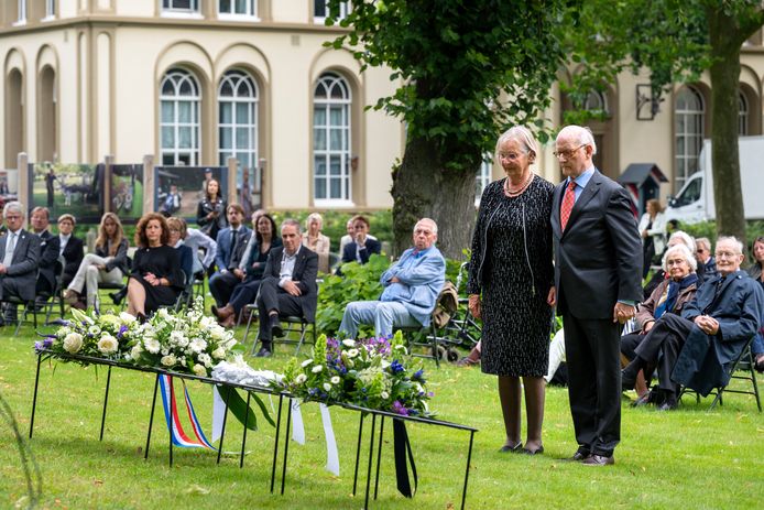 Kranslegging tijdens de herdenking, in het Arnhemse Bronbeek, van de slachtoffers van de jappenkampen. Deze kon ondanks enkele coronabeperkingen toch doorgaan.