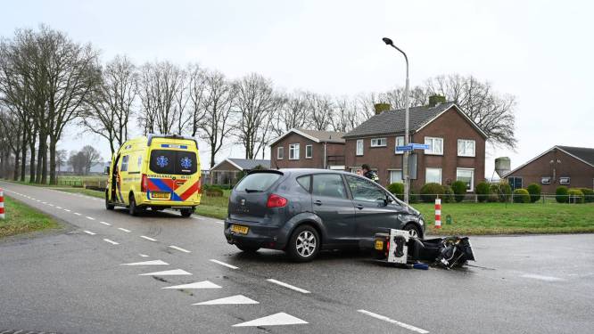 Postbezorger naar het ziekenhuis na aanrijding op Oostermaatweg in Vriezenveen