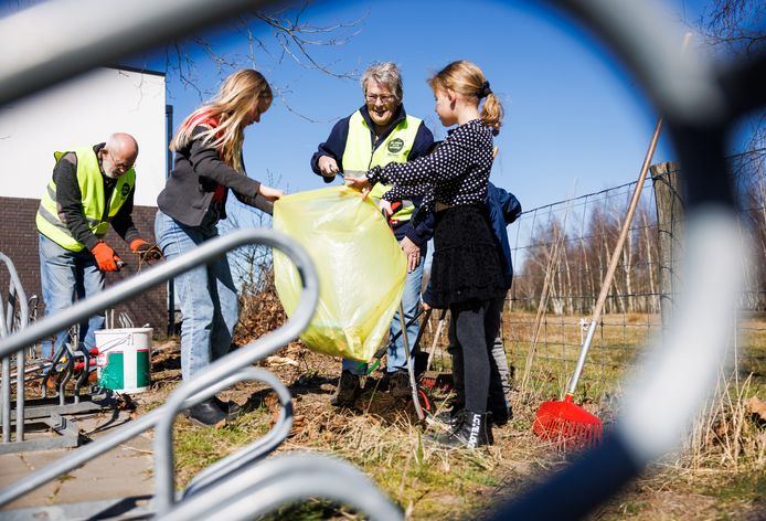Marlies van Dalen (met geel hesje) houdt al jaren de Reeshof schoon. Ook zaterdag tijdens de Landelijke Opschoondag, daarbij geholpen door kinderen van basisschool De Bloemaert.