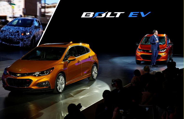 Archiefbeeld. General Motors-baas Mark Reuss presenteert de elektrische auto Chevrolet Bolt EV in 2016. Beeld REUTERS