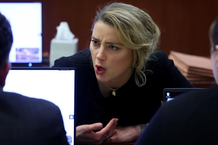 Amber Heard overlegt met haar advocaten tijdens het proces ‘Depp vs Heard’, in Fairfax, Virginia, 28 april 2022. Beeld ANP / EPA