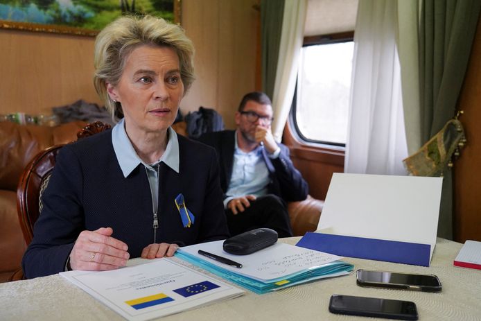 Europees commissievoorzitter Ursula von der Leyen in de trein op weg naar Kiev.