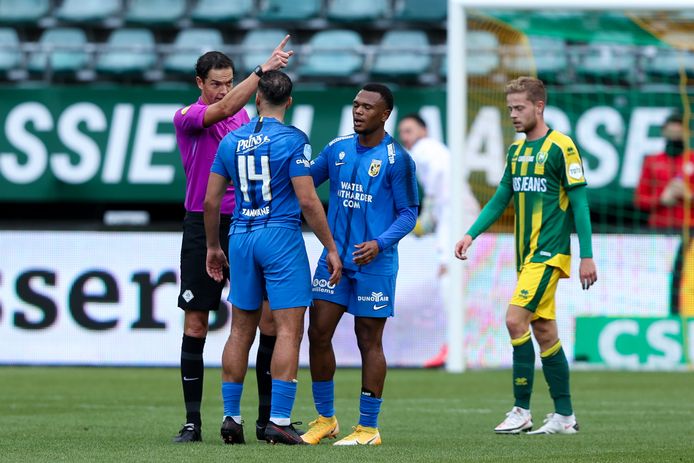 Oussama Tannane (nummer 14) gaat na de veldverwijzing de confrontatie aan met arbiter Richard Martens. De tuchtcommissie stelt daar geen onderzoek naar in.