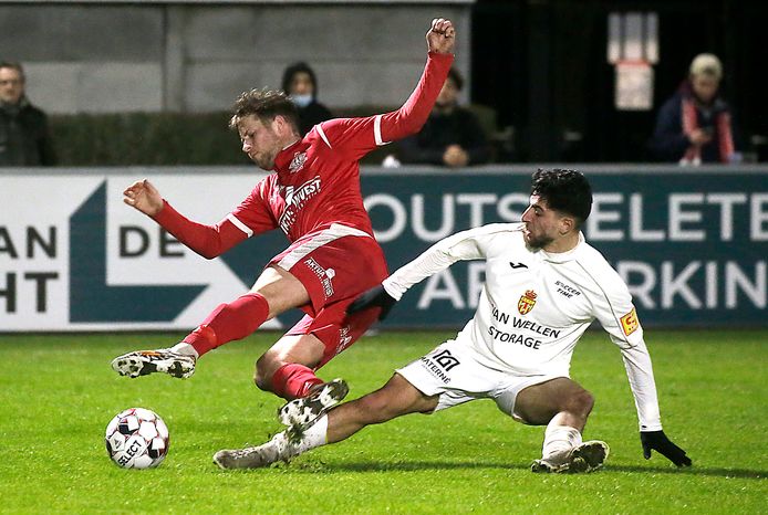 Nick Kuijlaars (l.) wordt onderuit gehaald door Hatim Akarom van Cappellen.