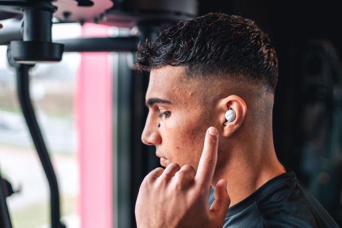 Sony LinkBuds bestuur je door de zijkant van je hoofd aan te tikken.