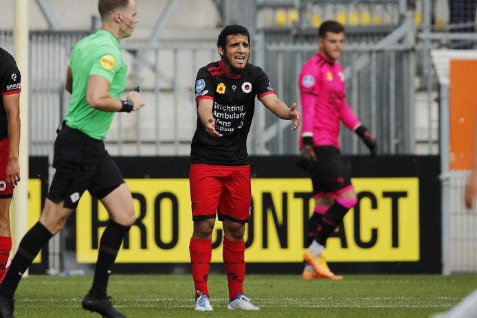 Yassin Ayoub ontvangt met Excelsior FC Utrecht.