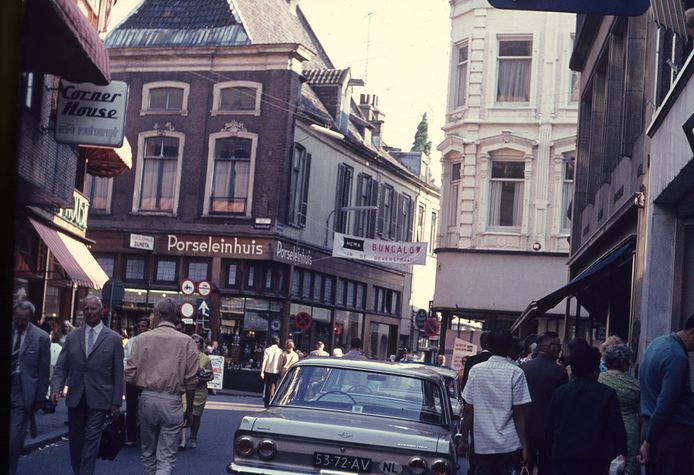 Grote Oord in 1967 met het ‘Bungalow-spandoek’ van de Hema boven de Weverstraat, verwijzend naar de noodvestiging aan de Oeverstraat tijdens de verbouwing van het winkelpand.