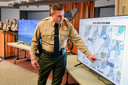 Le shérif Jeremy Briese pointant le lieu de la découverte des corps en octobre dernier.