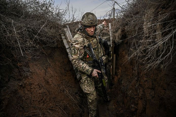 Oekraïense militairen patrouilleren bij de stad Novoluhanske in het oosten van Oekraïne.