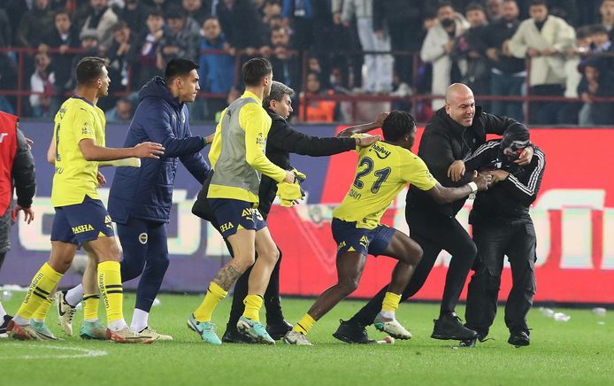 Scènes De Chaos En D1 Turque Une Bagarre éclate Entre Des Joueurs De Fenerbahçe Dont Michy 7448