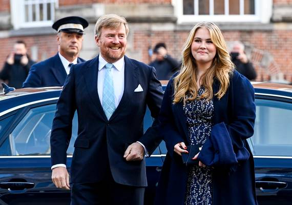 Koning Willem-Alexander draagt zelfde stropdas als bij geboorte Amalia
