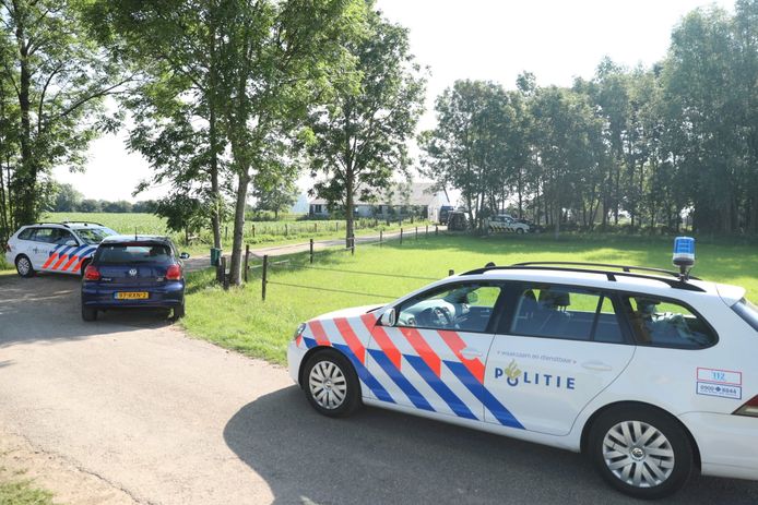 De politie is bezig met de inval in Brummen.