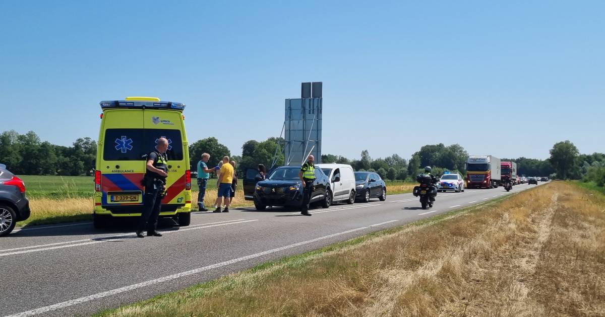 Vier auto’s betrokken bij botsing op N375 bij Meppel.