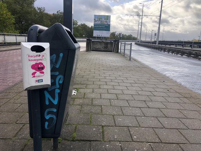 Stille hint tegen verdere verloedering van halte Rijnstraat in Arnhem: een bakje voor de reiziger die van kauwgom houdt. Op het plaveisel is goed te zien dat de boodschap niet altijd overkomt.