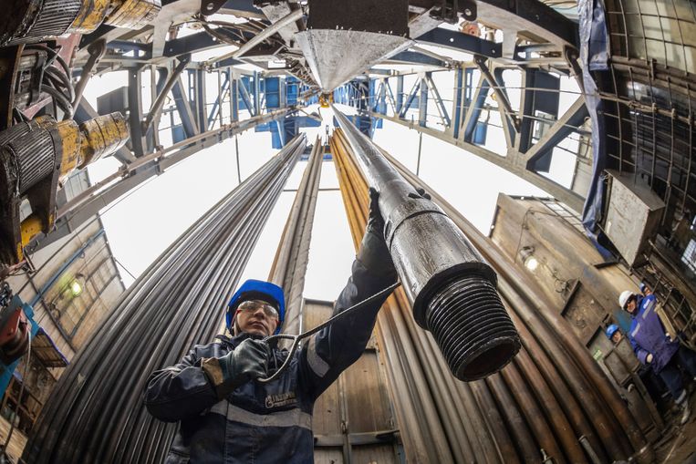 Een arbeider van Gazprom aan het werk op een olieveld in Siberië. Beeld Bloomberg via Getty Images