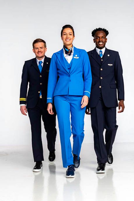 Look van KLM-uniform gaat veranderen: in plaats van hakken nu sneakers
