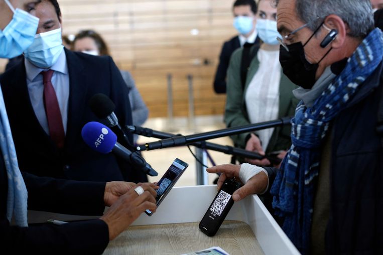 Een digitaal certificaat op luchthaven Parijs-Orly maakt de toegang tot het populaire vakantie-eiland Corsica weer mogelijk. Beeld AFP