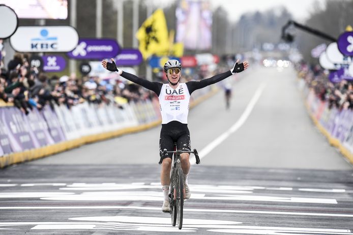 Een beeld dat we dit jaar niet herhaald zullen zien: Tadej Pogacar die de Ronde van Vlaanderen wint.