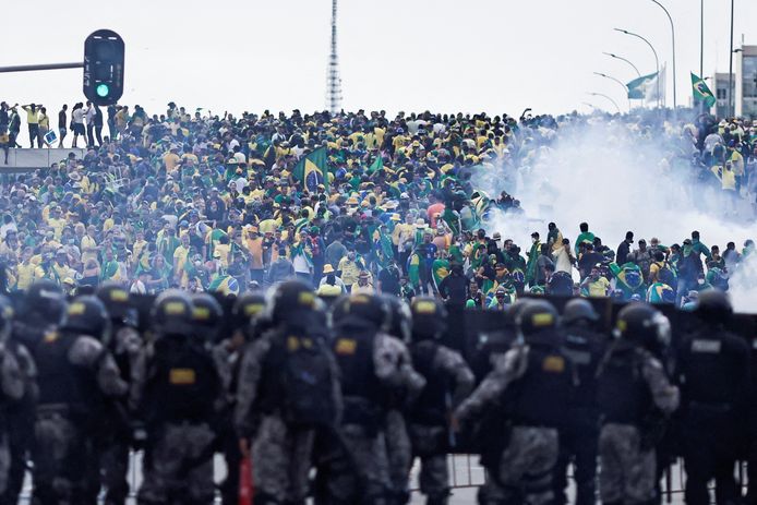 Veiligheidstroepen houden de wacht als aanhangers van de Braziliaanse ex-president Jair Bolsonaro demonstreren tegen president Luiz Inacio Lula da Silva, in het Planalto-paleis in Brasilia.