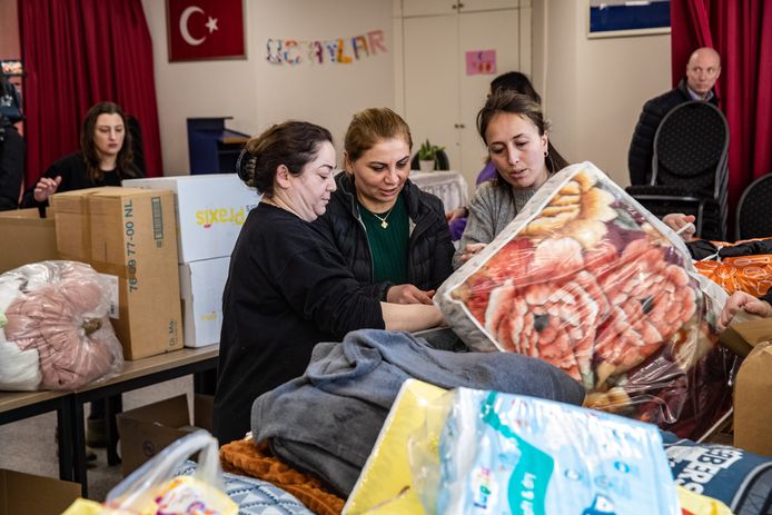 Vrijwilligers in de Deventer Centrummoskee sorteren goederen voor hulp aan Turkije en Syrië, die maandag zijn getroffen door de verwoestende aarbeving.