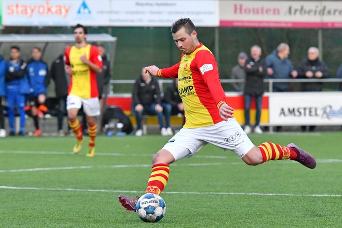 Rob Diderik, in actie voor CSV Apeldoorn, heeft het uitstekend naar zijn zin op sportpark Orderbos.