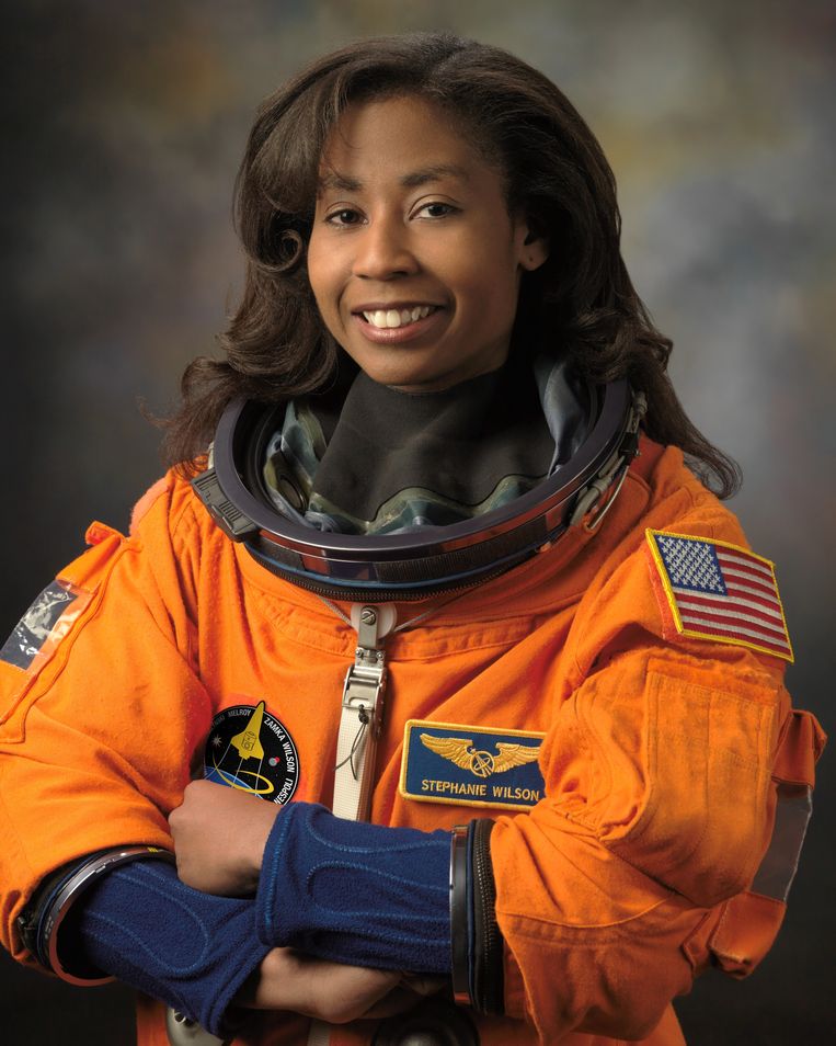 Stephanie Wilson ging al drie keer naar de ruimte. De kans is groot dat zij de eerste vrouw op de maan wordt. Foto uit 2008.  Beeld Nasa