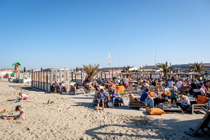 De strandhoreca in Hoek van Holland, hier op een archieffoto, biedt samen met de concurrentie in het Westland een goede prijs-kwaliteitverhouding, aldus reiswebsite Holidayguru.
