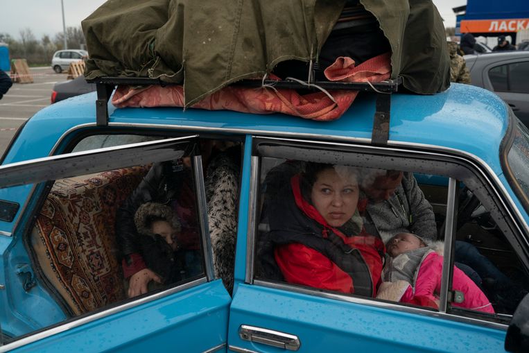 Inwoners van Marioepol zijn de stad ontvlucht en arriveren in de stad Zaporizja. Beeld AP