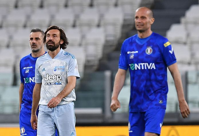 Andrea Pirlo en Massimiliano Allegri (rechts).