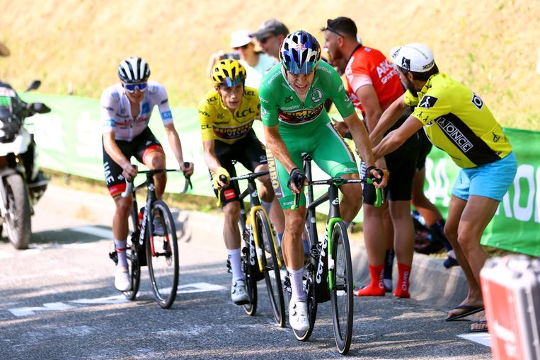 Tadej Pogacar in het wit, Jonas Vingegaard in het geel en Wout van Aert in het groen, in de achttiende etappe van Lourdes naar Hautacam, 21 juli. Beeld Michael Steele/Getty Images