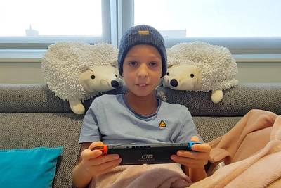 Leukemiepatiënt Tom (11) doet oproep voor wenskaartjes met moppen en ontvangt recordaantal