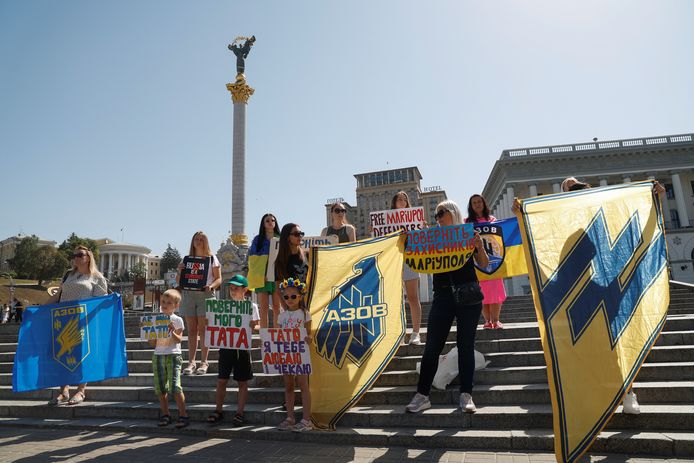 Familie van Azovstalstrijders uit Marioepol demonstreren voor hun vrijlating in Kiev.