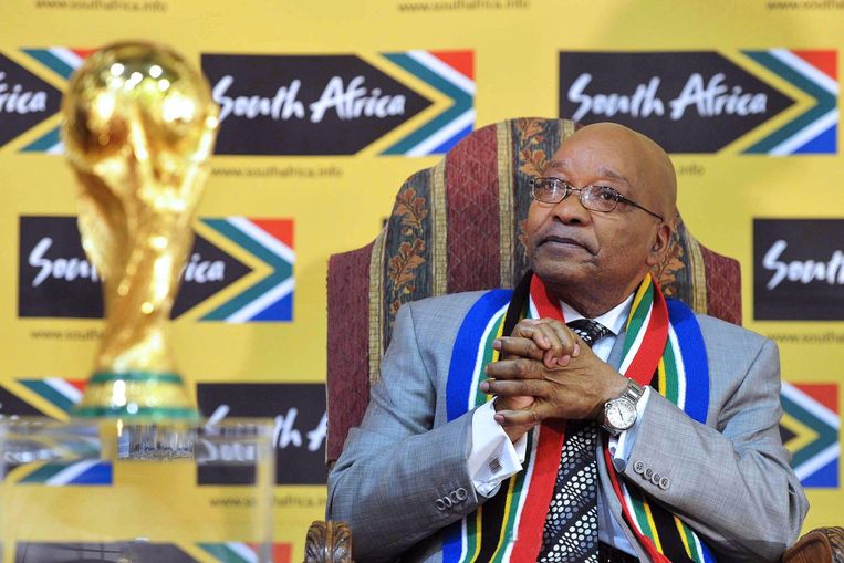Jacob Zuma, president van Zuid-Afrika, met de wereldbeker Beeld anp