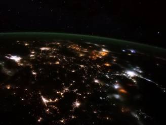 Astronaut filmt onweer boven Europa vanuit de ruimte: "Zie hoe de atmosfeer verandert van groen naar oranje"