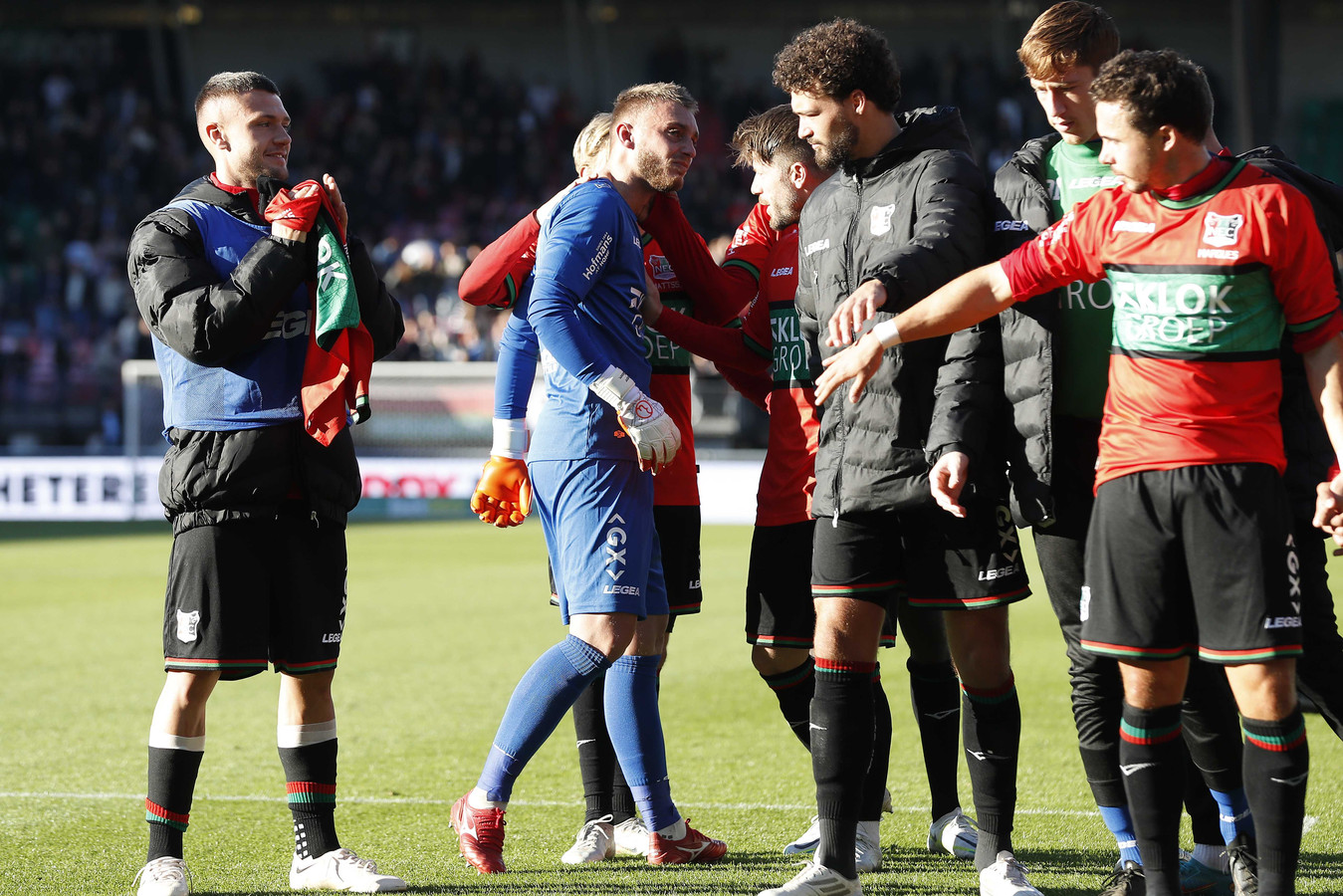 NEC-doelman Jasper Cillessen wordt na de wedstrijd tegen RKC Waalwijk getroost door zijn ploeggenoten.