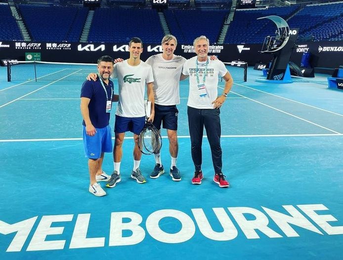 Djokovic staat al op de court.