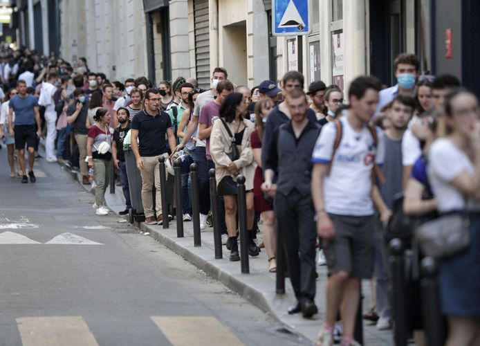 La file des gens à la première de "Kaamelott" au Grand Rex à Paris.