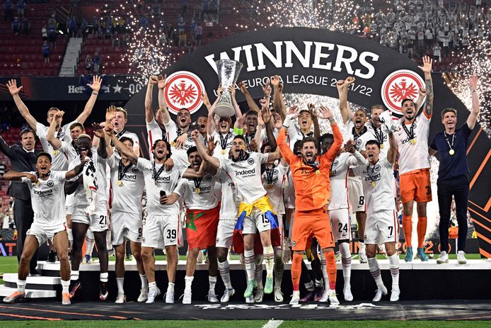 Eintracht Frankfurt viert feest na het winnen van de Europa League.