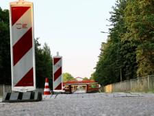 Klinkers komen door hitte omhoog: weg afgesloten voor autoverkeer