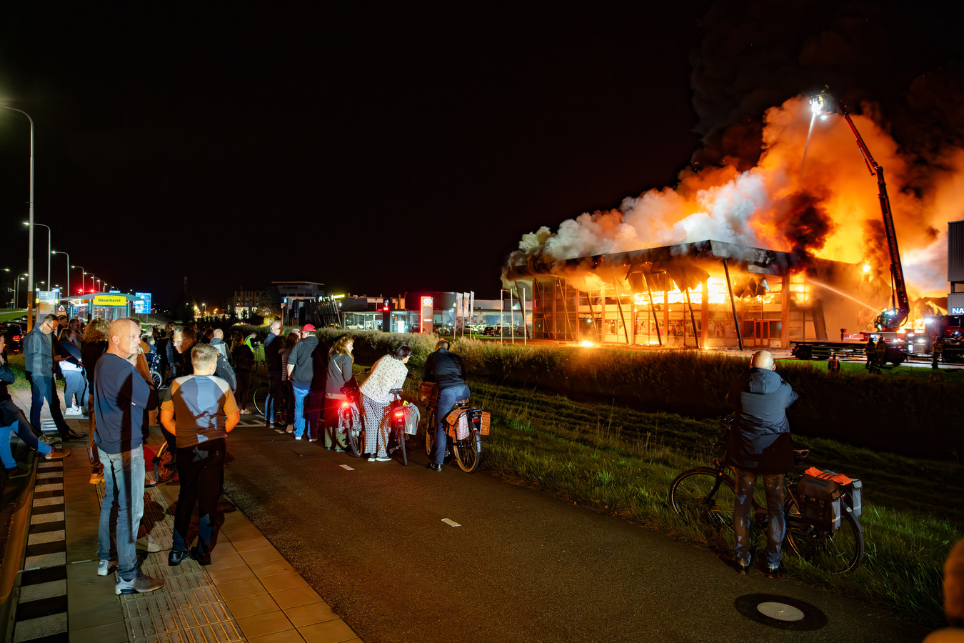 Ontruiming gevangenis Zutphen tijdens grote brand bij buren is