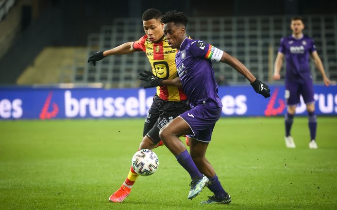 Sambi Lokonga droeg tijdens de wedstrijd tegen KV Mechelen een witte aanvoerdersband over de regenboogband, waarmee de Pro League wilde optreden tegen homofobie.