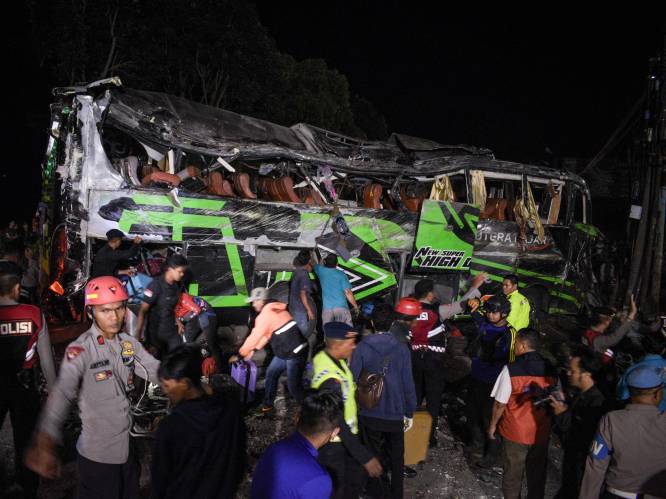 Zeker elf mensen omgekomen bij busongeluk Indonesië